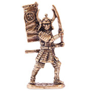 Фигурка литая 'Самурай с флагом и мечом наизготовку', 1:32, латунь, 4.5 см, Амберкинг [SAM-10]