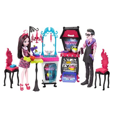 Игровой набор &#039;Кухня вампиров&#039; с куклами Дракулаура (Draculaura) и Дракула (Dracula), из серии &#039;Monster Family&#039;, &#039;Школа Монстров&#039; Monster High, Mattel [FCV75] Игровой набор 'Кухня вампиров' с куклами Дракулаура (Draculaura) и Дракула (Dracula), из серии 'Monster Family', 'Школа Монстров' Monster High, Mattel [FCV75]