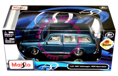 Модель автомобиля Volkswagen 1600 Squareback 1967, синий металлик, 1:24, Maisto [31288] Модель автомобиля Volkswagen 1600 Squareback 1967, синий металлик, 1:24, Maisto [31288]