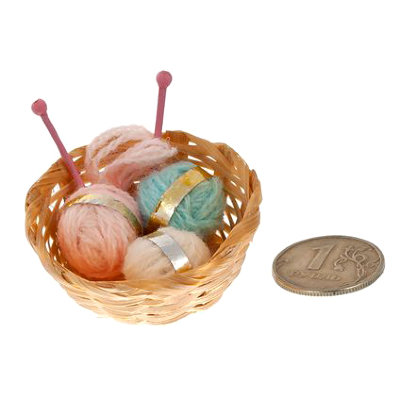 Кукольная миниатюра 'Корзинка для рукоделия с мотками и спицами', 1:12, Art of Mini [AM0101038] Кукольная миниатюра 'Корзинка для рукоделия с мотками и спицами', 1:12, Art of Mini [AM0101038]