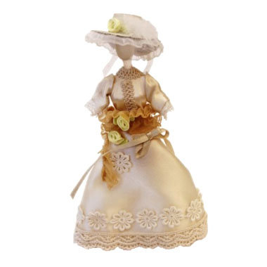 Кукольная миниатюра &#039;Бежевое платье с шляпкой на манекене&#039;, 1:12, Art of Mini [AM0101094] Кукольная миниатюра 'Бежевое платье с шляпкой на манекене', 1:12, Art of Mini [AM0101094]