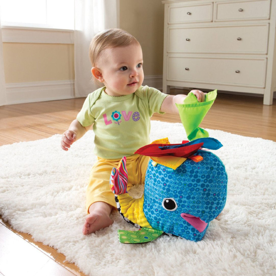 Игрушки в 7 месяцев ребенку. Lamaze Китенок Фрэнки. Tomy Lamaze игрушки кит. Самые интересные игрушки. Игрушки для малышей до года.