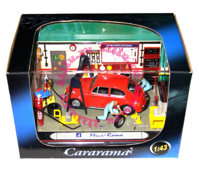 Модель автомобиля VW Beetle 'В автомастерской', в пластмассовой коробке, 1:43, Cararama [201-2] Модель автомобиля VW Beetle 'В автомастерской', в пластмассовой коробке, 1:43, Cararama [201-2]