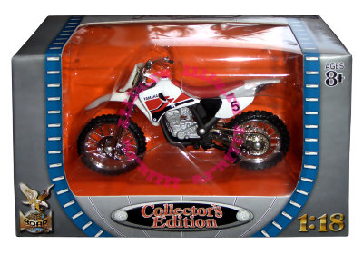 Модель мотоцикла Yamaha YZF-400, бело-красная, 1:18, Yat Ming [98900-04] Модель мотоцикла Yamaha YZF-400, бело-красная, 1:18, Yat Ming [98900-04]