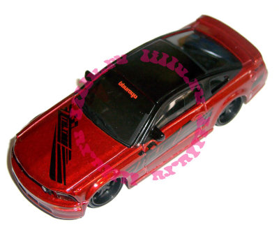Модель автомобиля Ford Mustang GT 2006, красный металлик, 1:43, серия &#039;Street Tuners&#039;, Bburago [18-31000-07] Модель автомобиля Ford Mustang GT 2006, красный металлик, 1:43, серия 'Street Tuners', Bburago [18-31000-07]